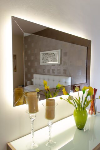 Specchio Astra rettangolare su misura con cornice sovrapposta